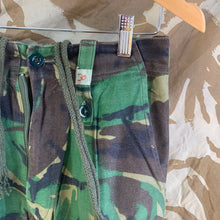 Charger l&#39;image dans la galerie, British Army DPM Camouflaged Temperate Trousers - 80/80/96 - Vintage Clothing
