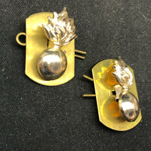 Charger l&#39;image dans la galerie, Original British Collar Badge Pair - Royal Artillery - The Militaria Shop
