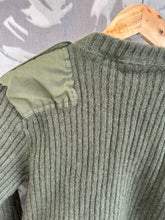 Charger l&#39;image dans la galerie, Genuine British Army Man&#39;s Heavy Jersey Olive Drab Pull Over - Size 4 -34&quot; Chest
