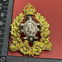 Load image into Gallery viewer, Genuine WW2 Canadian Regiment De Maisonneuve Cap Badge
