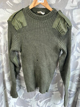 Charger l&#39;image dans la galerie, Genuine British Army Man&#39;s Heavy Jersey Olive Drab Pull Over - Size 2- 32&quot; Chest
