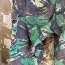 Lade das Bild in den Galerie-Viewer, British Army DPM Camouflaged Temperate Trousers - 80/80/96 - Vintage Clothing
