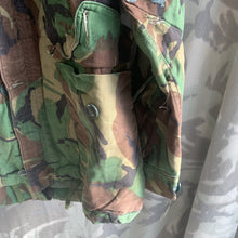 Lade das Bild in den Galerie-Viewer, Originale Kampfjacke im Camouflage-Muster DPM 1968 der britischen Armee – Größe 36&quot; 
