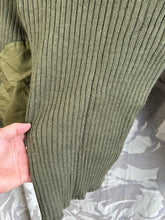 Lade das Bild in den Galerie-Viewer, Genuine British Army Man&#39;s Heavy Jersey Olive Drab Pull Over - Size 1- 30&quot; Chest
