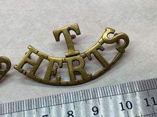 Charger l&#39;image dans la galerie, Pair of Original WW1 British Army Herts Territorial Brass Shoulder Titles
