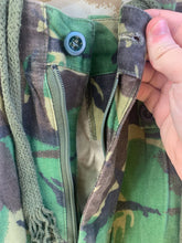 Lade das Bild in den Galerie-Viewer, British Army DPM Camouflaged Temperate Trousers - 80/80/96 - Vintage Clothing
