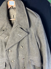 Charger l&#39;image dans la galerie, Original WW2 British Army Soldiers Greatcoat 1940 Pattern - 43&quot; Chest
