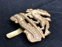 Charger l&#39;image dans la galerie, Original WW2 British Army Royal Berkshire Regiment Cap Badge
