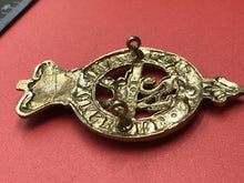 Charger l&#39;image dans la galerie, British Army Victorian Crown 2nd Warwickshire Cap Badge
