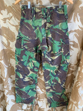 Charger l&#39;image dans la galerie, British Army DPM Camouflaged Temperate Trousers - 75/76/92 - Vintage Clothing
