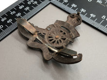 Load image into Gallery viewer, Original WW1 British Army Royal Artillery Officers Bronze Cap Badge
