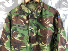 Load image into Gallery viewer, Size 190/104 - Vintage British Army DPM Lightweight Combat Jacket Smock
