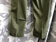 Lade das Bild in den Galerie-Viewer, Genuine British Army OD Green Fatigue Combat Trousers - Size 01 - 26&quot; Waist
