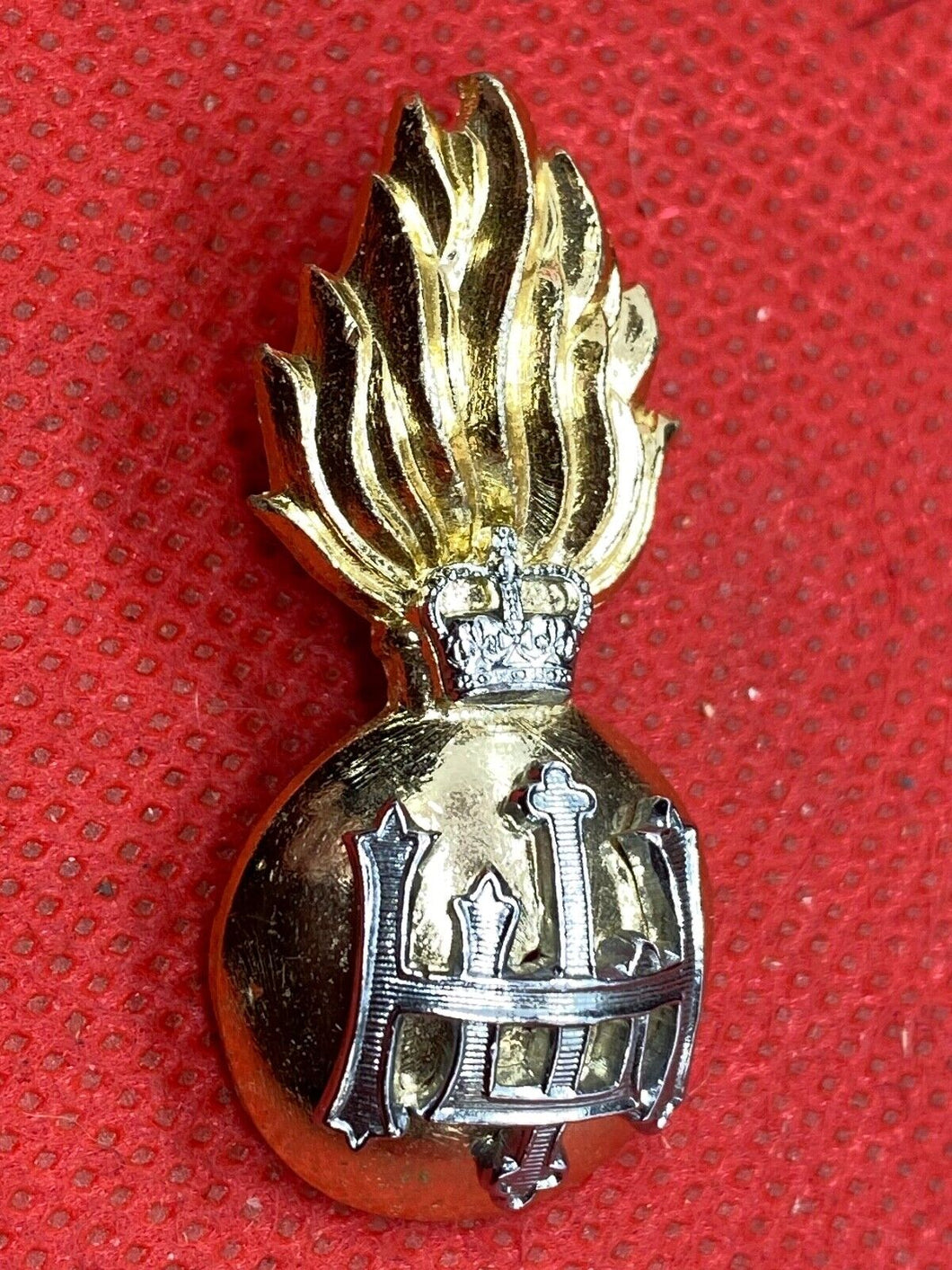 Original British Army The Royal Highland Fusiliers HLI Queen's Crown Cap Badge