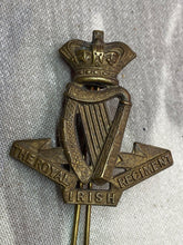 Charger l&#39;image dans la galerie, Original Victorian Era British Army The Royal Irish Regiment Cap Badge
