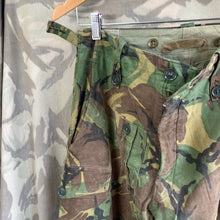 Lade das Bild in den Galerie-Viewer, British Army DPM 1968 Pattern Camouflaged Combat Trousers - Size 30&quot; Waist
