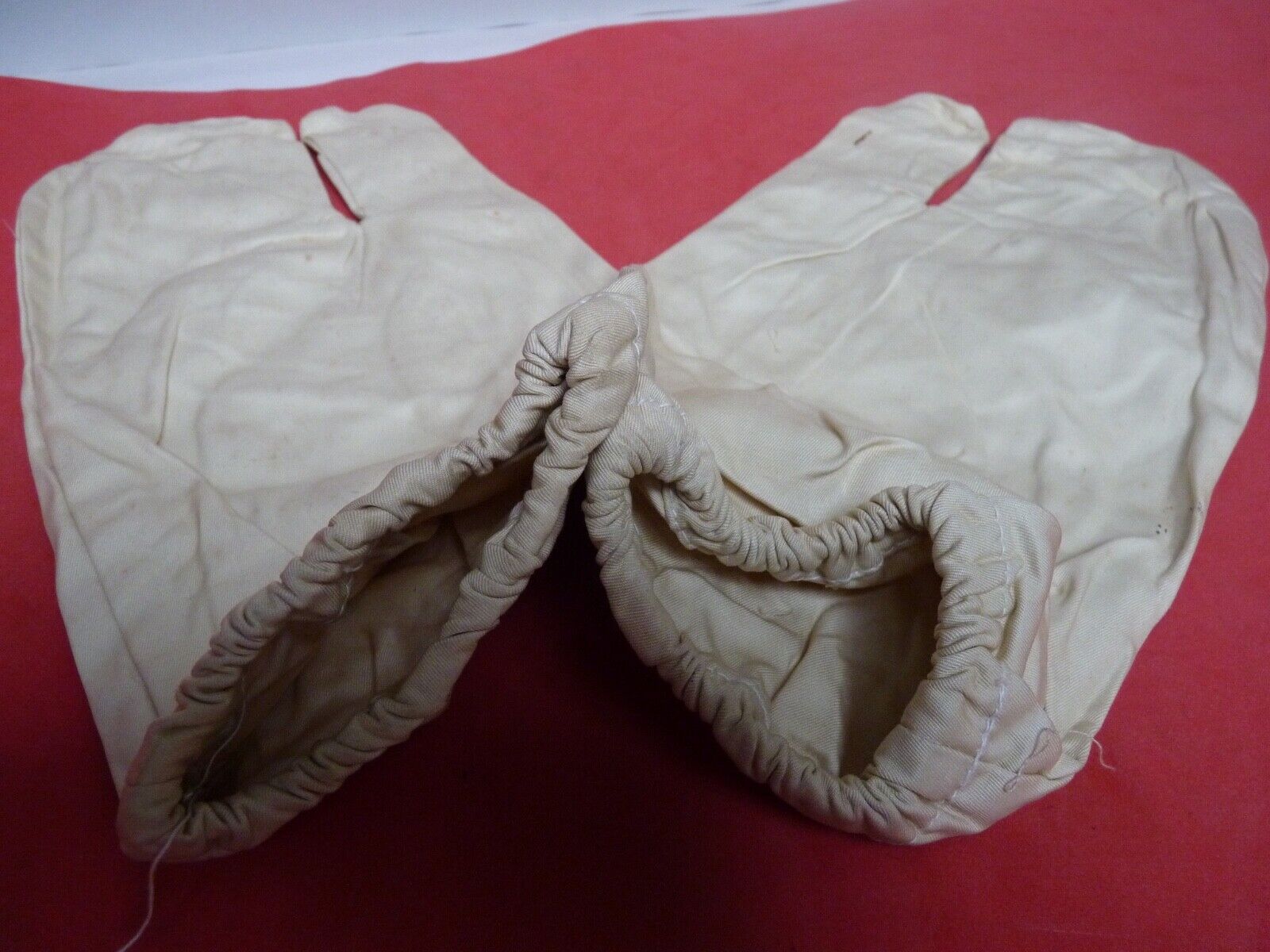 Original WW2 British Army Gunners Winter White Gloves - 1942 - The Militaria Shop