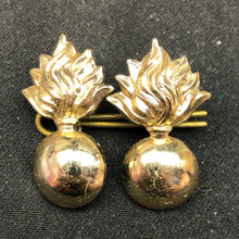 Charger l&#39;image dans la galerie, Original British Collar Badge Pair - Royal Artillery - The Militaria Shop
