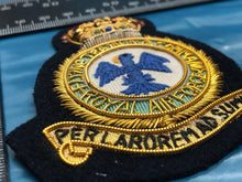 Lade das Bild in den Galerie-Viewer, British RAF Bullion Embroidered Blazer Badge - Royal Air Force Flying Training
