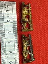 Lade das Bild in den Galerie-Viewer, 2 Original British Army WARWICKSHIRE YEOMANRY Collar Badges
