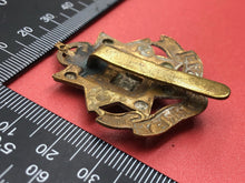 Charger l&#39;image dans la galerie, Original WW2 British Army Easy Surrey Regiment Cap Badge
