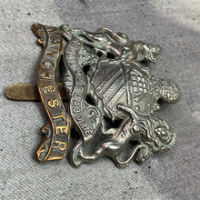 Charger l&#39;image dans la galerie, Original WW1 British Army Manchester Regiment Tram Drivers Cap Badge
