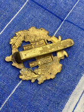 Load image into Gallery viewer, Original WW1 / WW2 British Army The Essex Regiment Cap Badge
