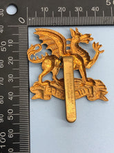 Lade das Bild in den Galerie-Viewer, Original WW2 British Army Buffs (Royal East Kent Regiment) Cap Badge
