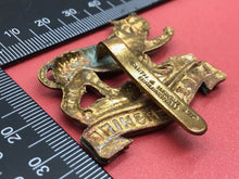 Lade das Bild in den Galerie-Viewer, Original WW2 British Army Leicestershire Regiment Cap Badge - Rare Maker
