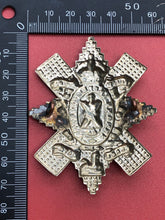 Lade das Bild in den Galerie-Viewer, Original WW2 British Army The Royal Highland Black Watch Scottish Cap Badge
