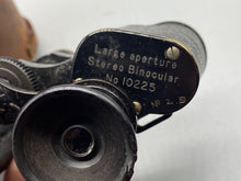 Lade das Bild in den Galerie-Viewer, Original WW1 / WW2 British Army Binoculars in Case. London Maker &amp; WD Marked
