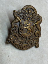 Lade das Bild in den Galerie-Viewer, Original British Army WW1 16th Cardiff City Battalion Cap Badge
