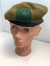 Lade das Bild in den Galerie-Viewer, Original Khaki-Regiments-Barettmütze des British Army Guards Regiments – Größe 59 cm 
