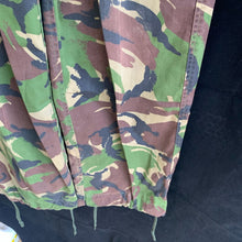 Lade das Bild in den Galerie-Viewer, Genuine British Army DPM Camouflaged Combat Trousers Lightweight - Size 80/76/92
