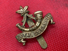 Charger l&#39;image dans la galerie, Original WW1 / WW2 British Army Royal Guernsey Regiment Cap Badge
