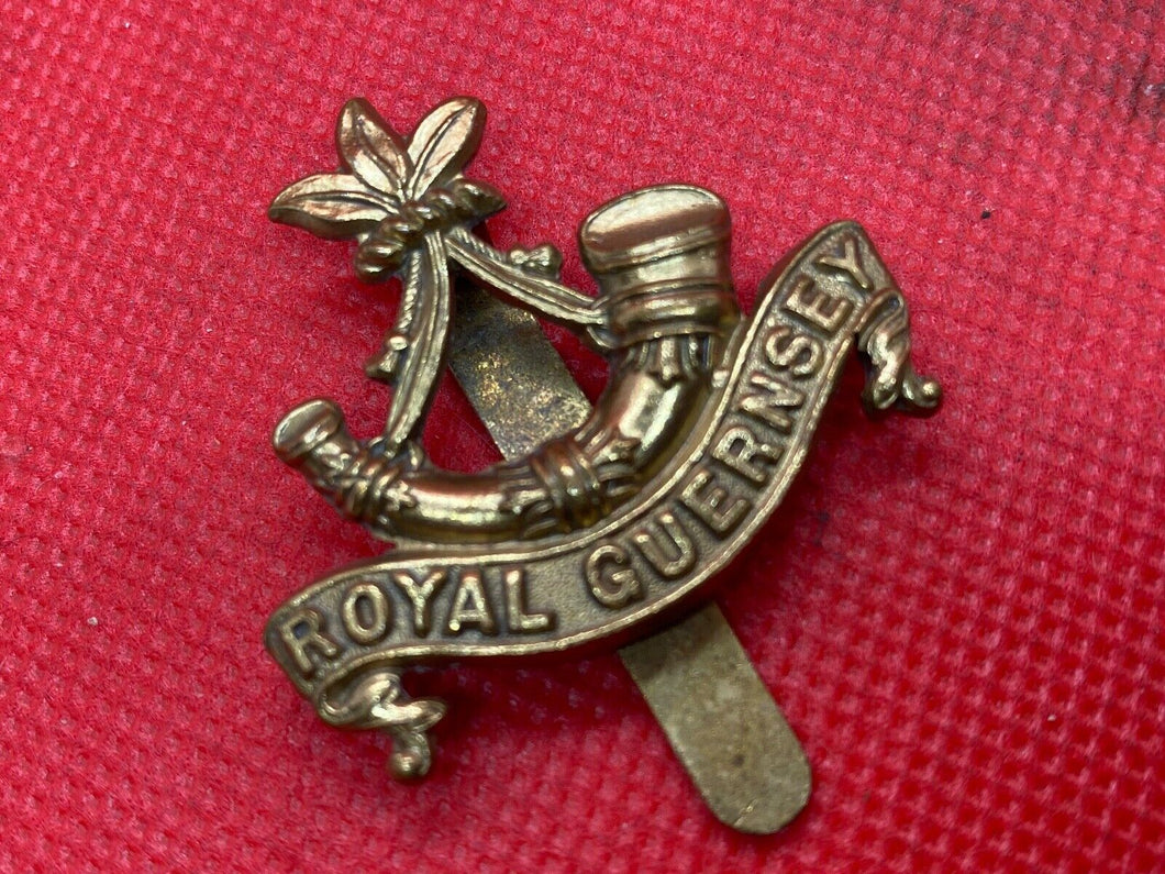 Original WW1 / WW2 British Army Royal Guernsey Regiment Cap Badge