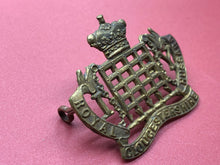 Lade das Bild in den Galerie-Viewer, Original WW1 British Army Royal Gloucestershire Hussars Cap Badge
