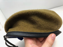 Lade das Bild in den Galerie-Viewer, Original Khaki-Regiments-Barettmütze des British Army Guards Regiments – Größe 59 cm 
