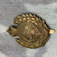 Lade das Bild in den Galerie-Viewer, Original WW2 British Army GV Royal Engineers Cap Badge
