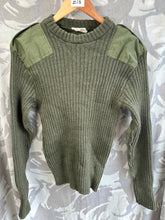 Charger l&#39;image dans la galerie, Genuine British Army Man&#39;s Heavy Jersey Olive Drab Pull Over - Size 2- 32&quot; Chest
