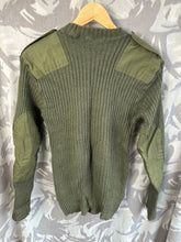 Charger l&#39;image dans la galerie, Genuine British Army Man&#39;s Heavy Jersey Olive Drab Pull Over - Size 33&quot; Chest
