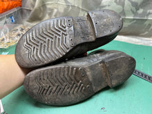 Lade das Bild in den Galerie-Viewer, Original British Army Hobnailed Soldiers Ankle Ammo Boots WW2 Style - Size EU 41
