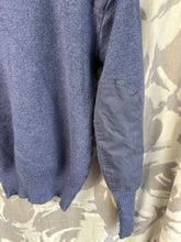 Lade das Bild in den Galerie-Viewer, Originaler britischer Pullover der Royal Air Force in Blau und Grau der RAF, Brustgröße 100 cm 
