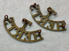 Lade das Bild in den Galerie-Viewer, Pair of Original WW1 British Army Herts Territorial Brass Shoulder Titles
