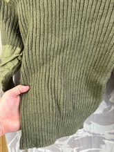 Lade das Bild in den Galerie-Viewer, Echter schwerer Pullover aus olivgrünem Jersey für Herren der britischen Armee – Brustgröße 36 Zoll 
