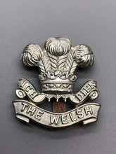 Charger l&#39;image dans la galerie, Original WW2 British Army The Welsh Regiment Cap Badge
