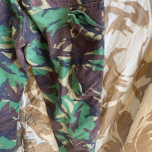 Lade das Bild in den Galerie-Viewer, British Army DPM Camouflaged Temperate Trousers - 82/80/96 - Vintage Clothing
