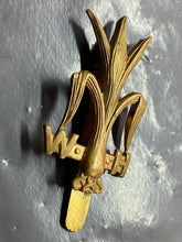 Lade das Bild in den Galerie-Viewer, WW1  British Army Welsh Horse Cap Badge
