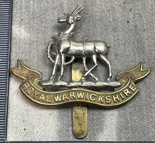 Charger l&#39;image dans la galerie, Original WW2 British Army Cap Badge - Royal Warwickshire Regiment
