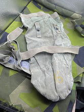 Lade das Bild in den Galerie-Viewer, Original US Army Vietnam War Era Snout Type Gas Mask Bag - The Militaria Shop
